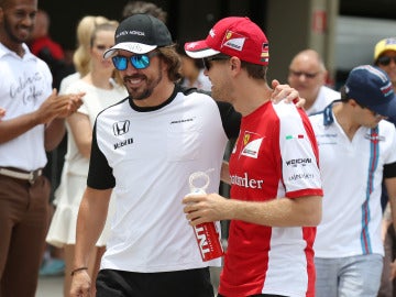 Alonso y Vettel, charlando durante el GP de Brasil de 2015