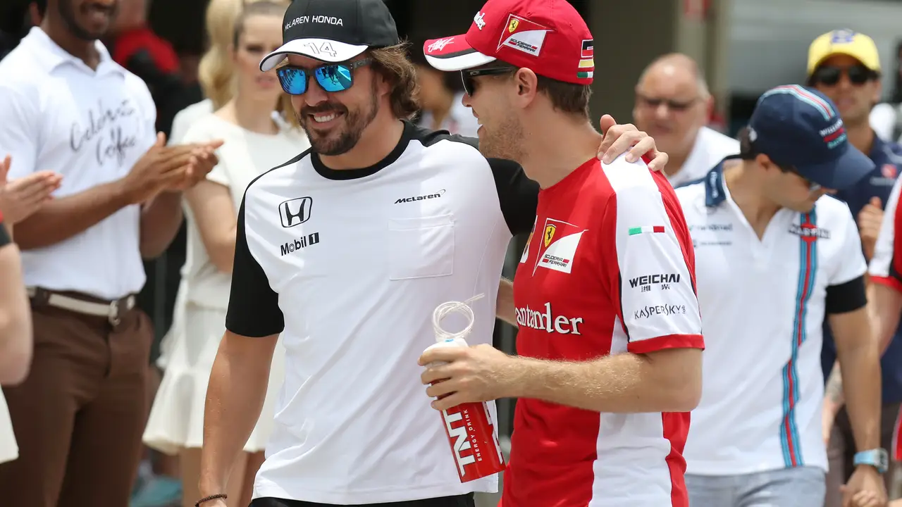 Alonso y Vettel, charlando durante el GP de Brasil de 2015