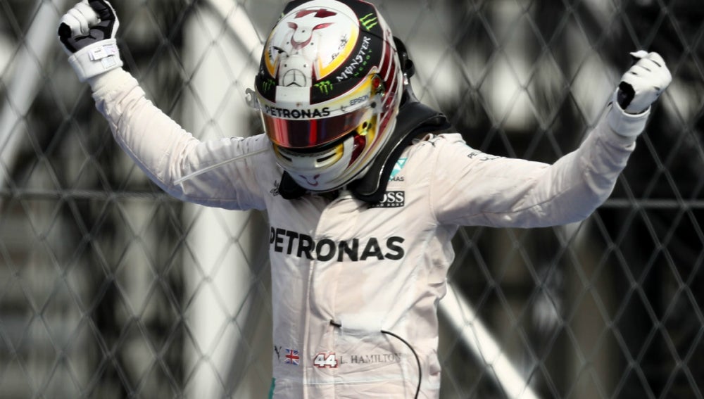 Hamilton celebra una victoria