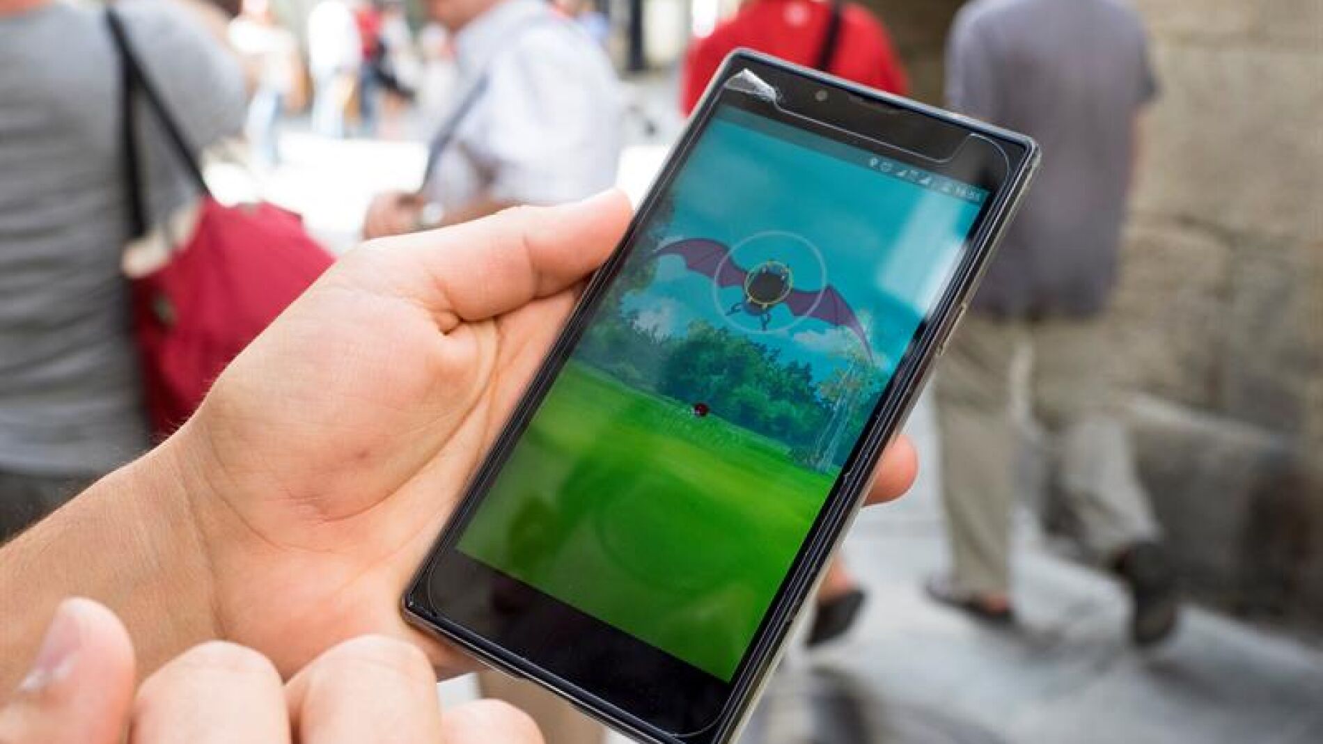 Jugando a Pok&eacute;mon Go en la calle