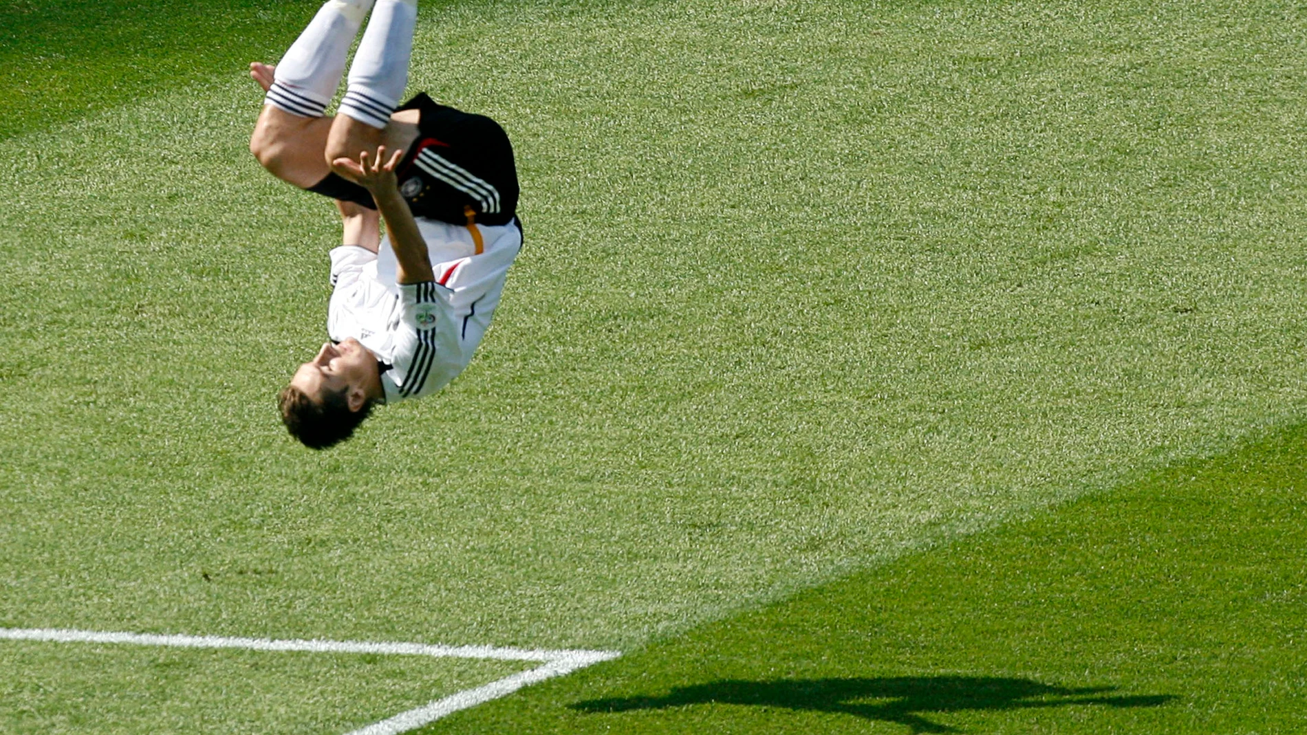 Klose celebra uno de sus goles con la selección alemana Klose celebra uno de sus goles con la selección alemana