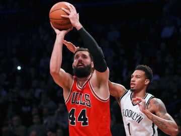 Nikola Mirotic lanza a canasta ante los Brooklyn Nets