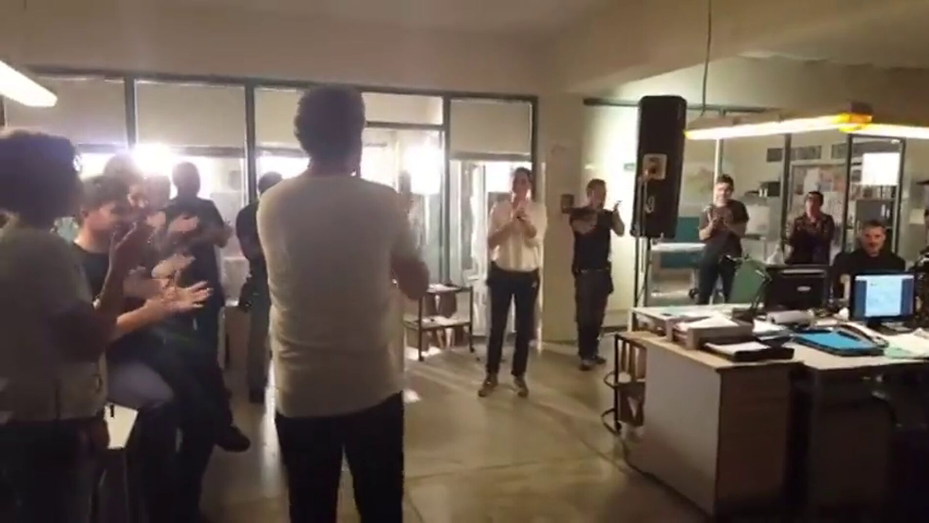 Frame 18.513009 de: El equipo de 'Mar de pl&aacute;stico' celebra el &uacute;ltimo d&iacute;a de rodaje