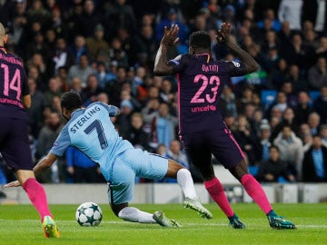 Umtiti derriba a Sterling