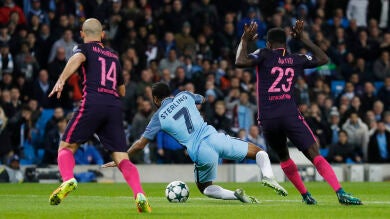 El Manchester City pidió penalti de Umtiti a Sterling