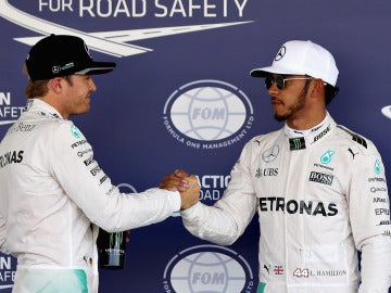 Nico Rosberg y Lewis Hamilton se saludan