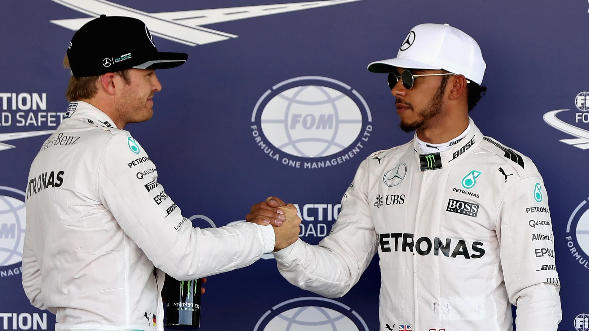 Nico Rosberg y Lewis Hamilton se saludan