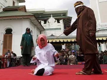 Imagen de archivo de una mujer sometida a latigazos en público en Indonesia Imagen de archivo de una mujer sometida a latigazos en público en Indonesia
