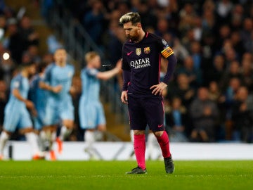 Leo Messi se lamenta tras un gol del City