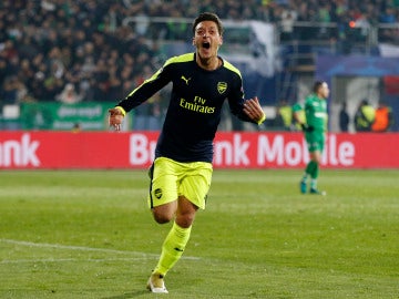 Özil marca el gol de la victoria del Arsenal ante el Ludogorets