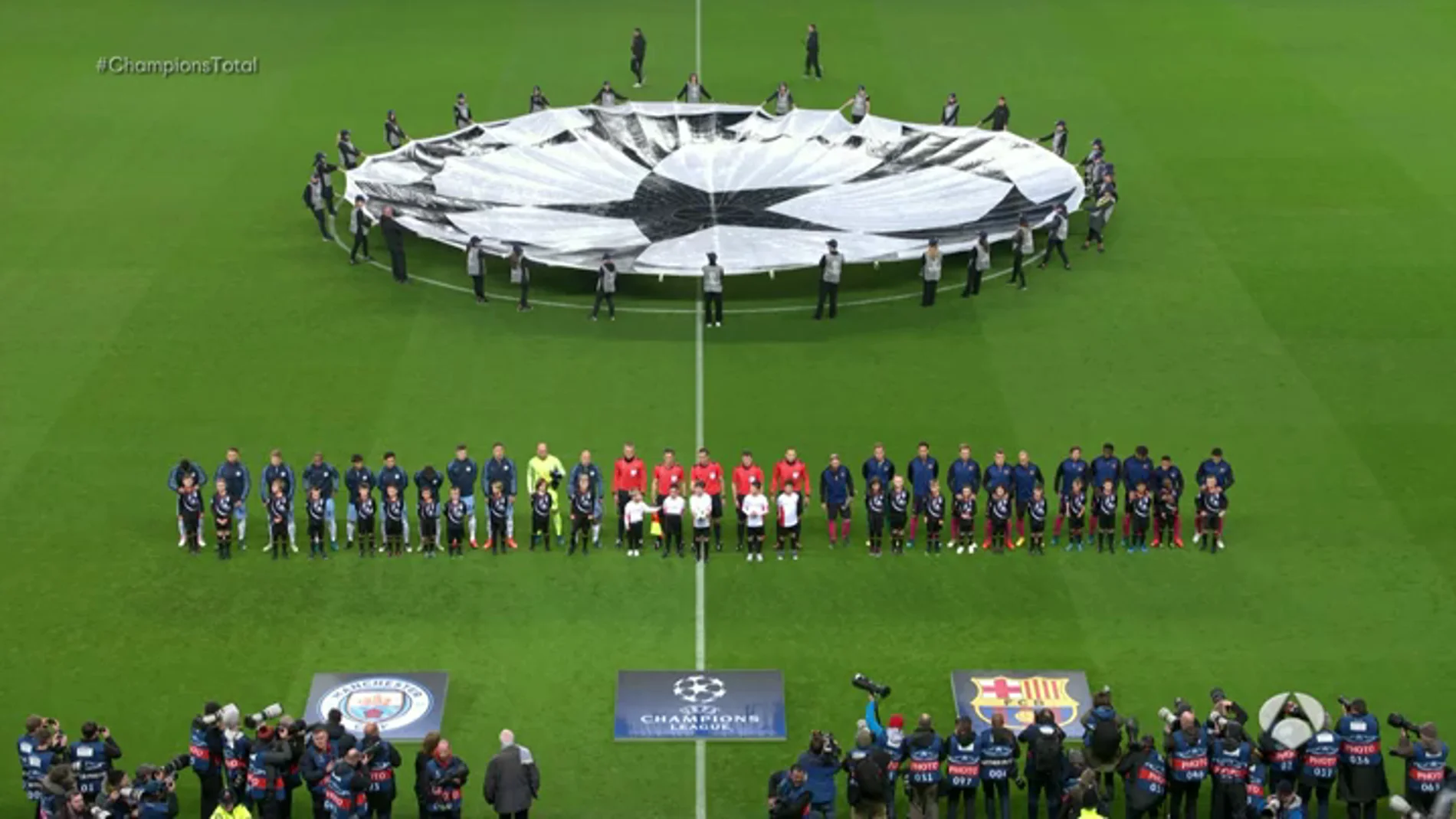 Frame 0.0 de: La tremenda pitada del Etihad al himno de la Champions