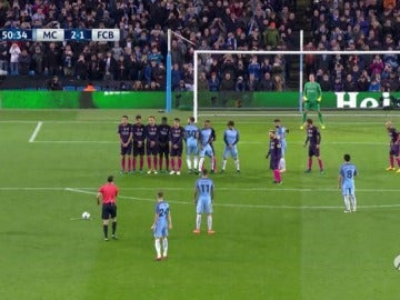 Frame 25.507755 de: Kevin de Bruyne marca el 2-1 en el Etihad de falta directa