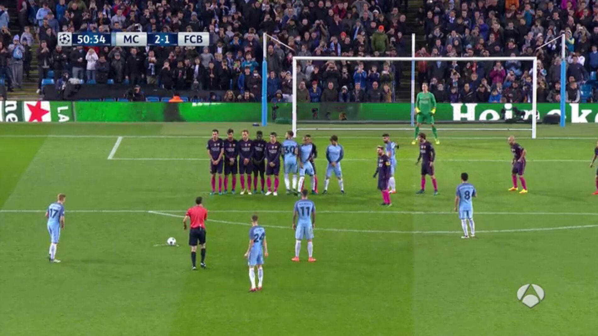Frame 25.507755 de: Kevin de Bruyne marca el 2-1 en el Etihad de falta directa