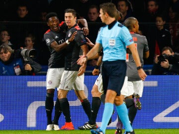 Lewandowski celebra uno de sus dos goles al PSV