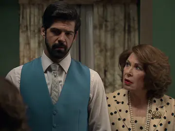 "Este niño tan guapo es su nieto" "Este niño tan guapo es su nieto"