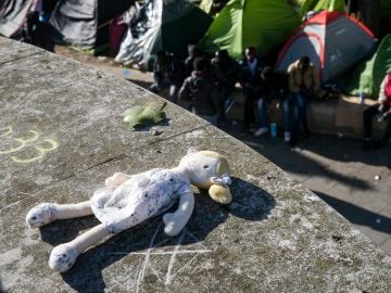 Una muñeca olvidada en Calais