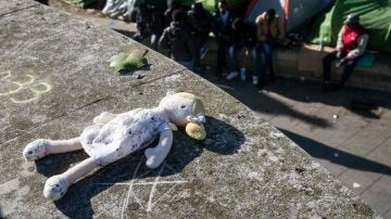 Una muñeca olvidada en Calais