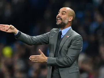 Guardiola da instrucciones a sus jugadores en la banda Guardiola da instrucciones a sus jugadores en la banda