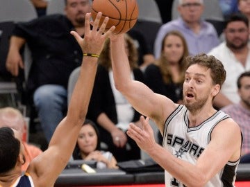 Pau Gasol pasa el balón en un partido con los Spurs