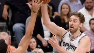 Pau Gasol pasa el balón en un partido con los Spurs