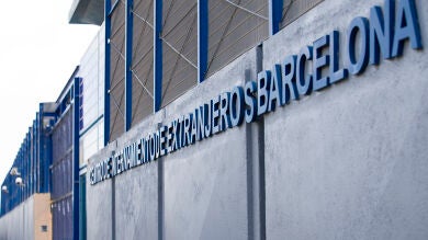 Los Mossos dispersan a una veintena de manifestantes que protestaban a la puerta del CIE de la Zona Franja de Barcelona