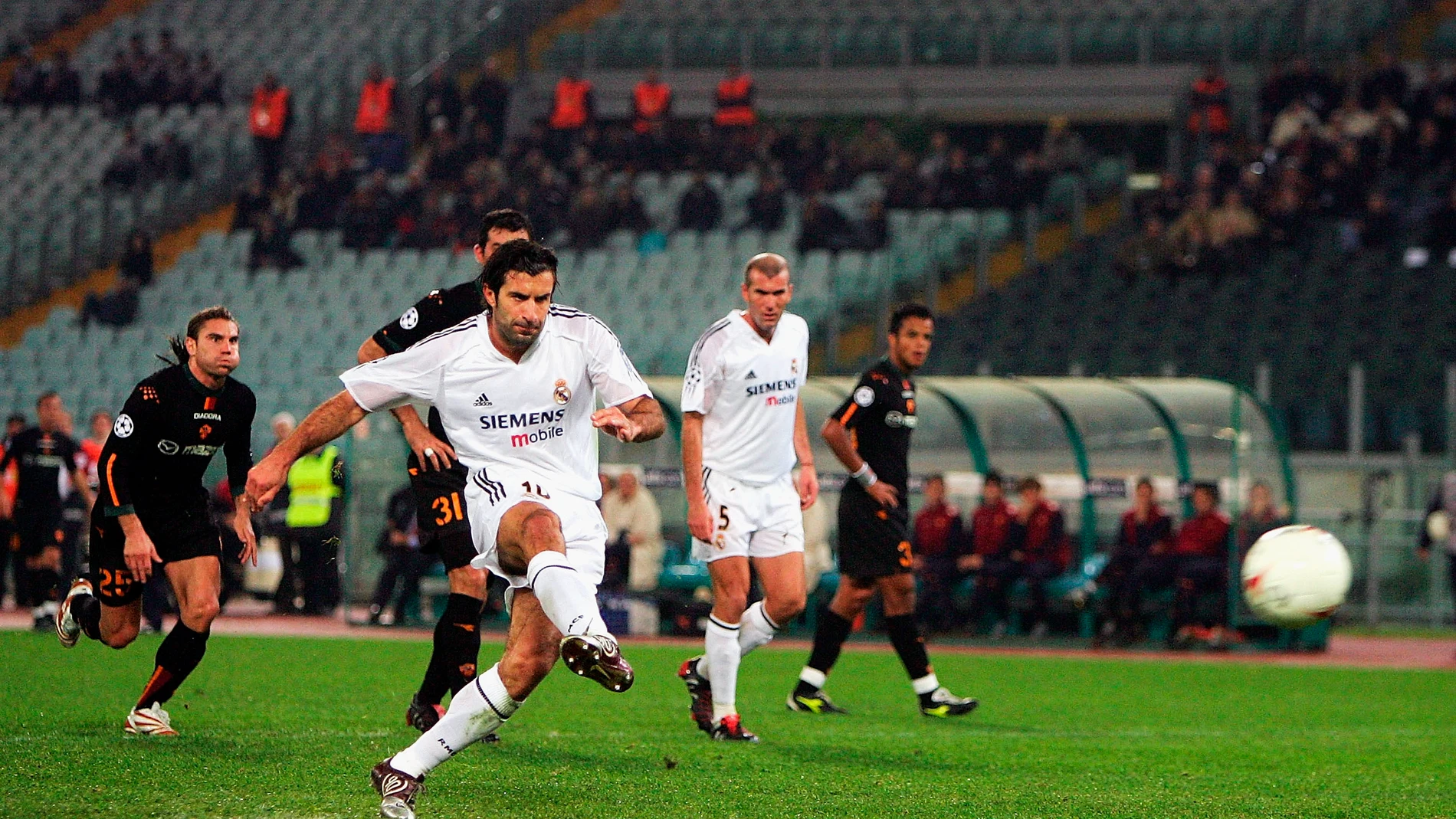 Figo transforma un penalti ante la Roma en un partido a puerta cerrada en 2004