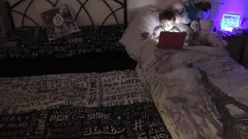 Jessica en la cama junto a la de sus padres Jessica en la cama junto a la de sus padres