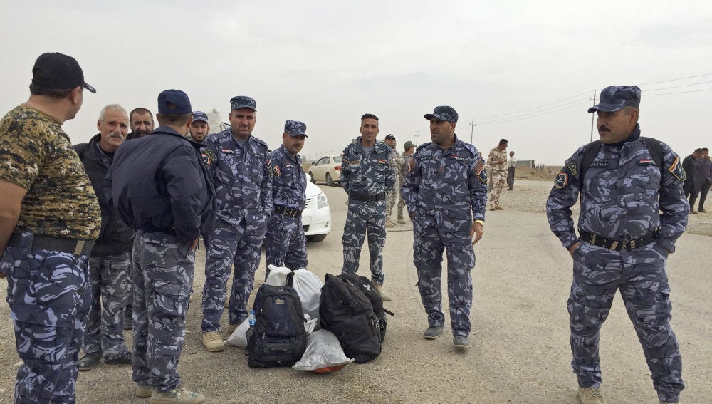 Policias iraquíes en el checkpoint de Bartala esperan para ser enviados como refuerzos a Mosul