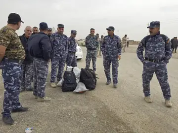 Policias iraquíes en el checkpoint de Bartala esperan para ser enviados como refuerzos a Mosul Policias iraquíes en el checkpoint de Bartala esperan para ser enviados como refuerzos a Mosul