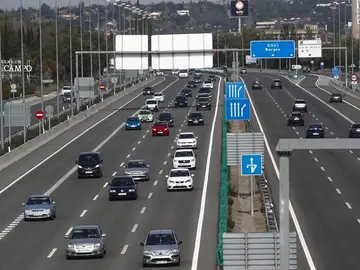 Coches circulando por una carretera de Madrid Coches circulando por una carretera de Madrid