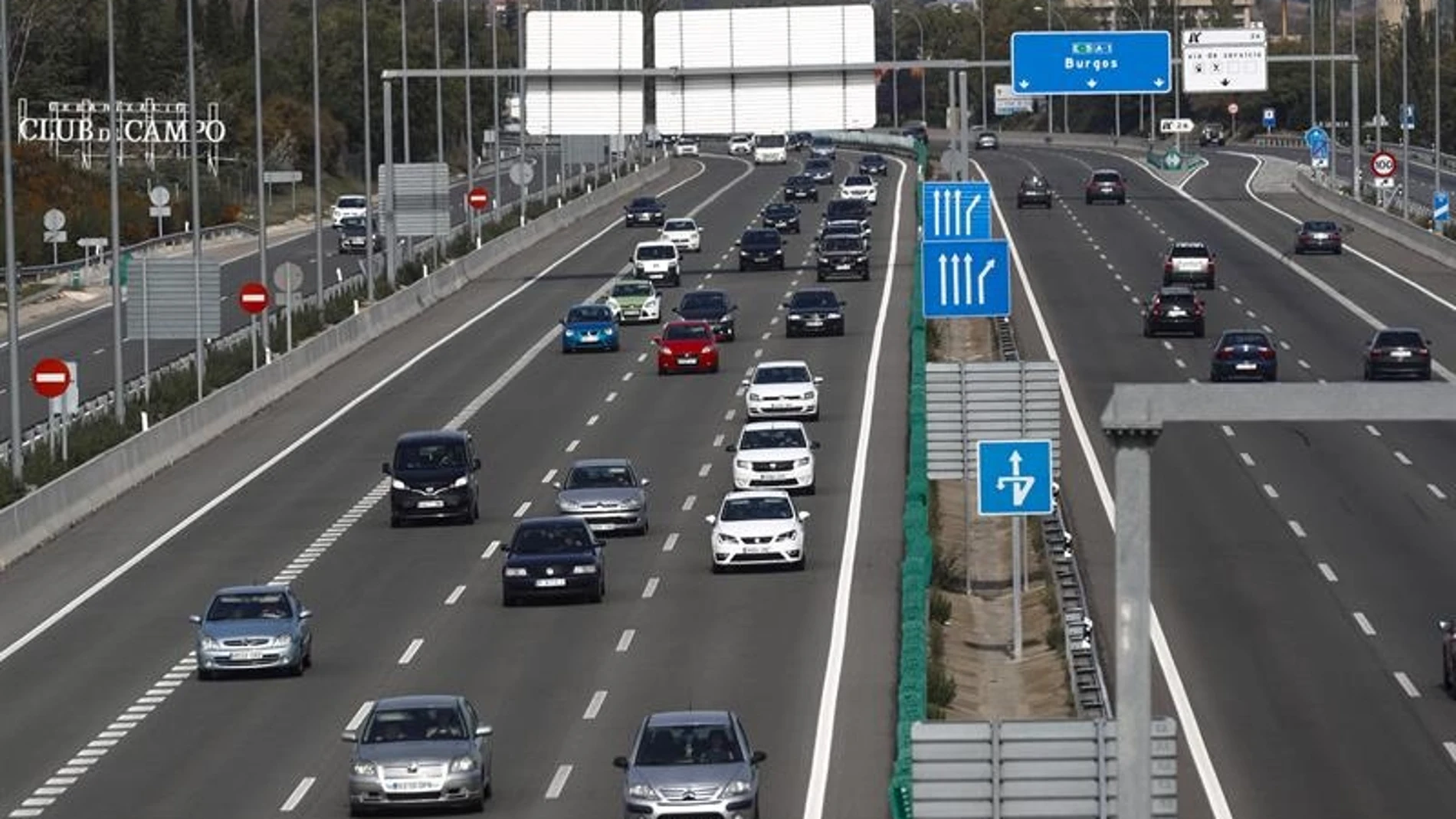 Coches circulando por una carretera de Madrid Coches circulando por una carretera de Madrid