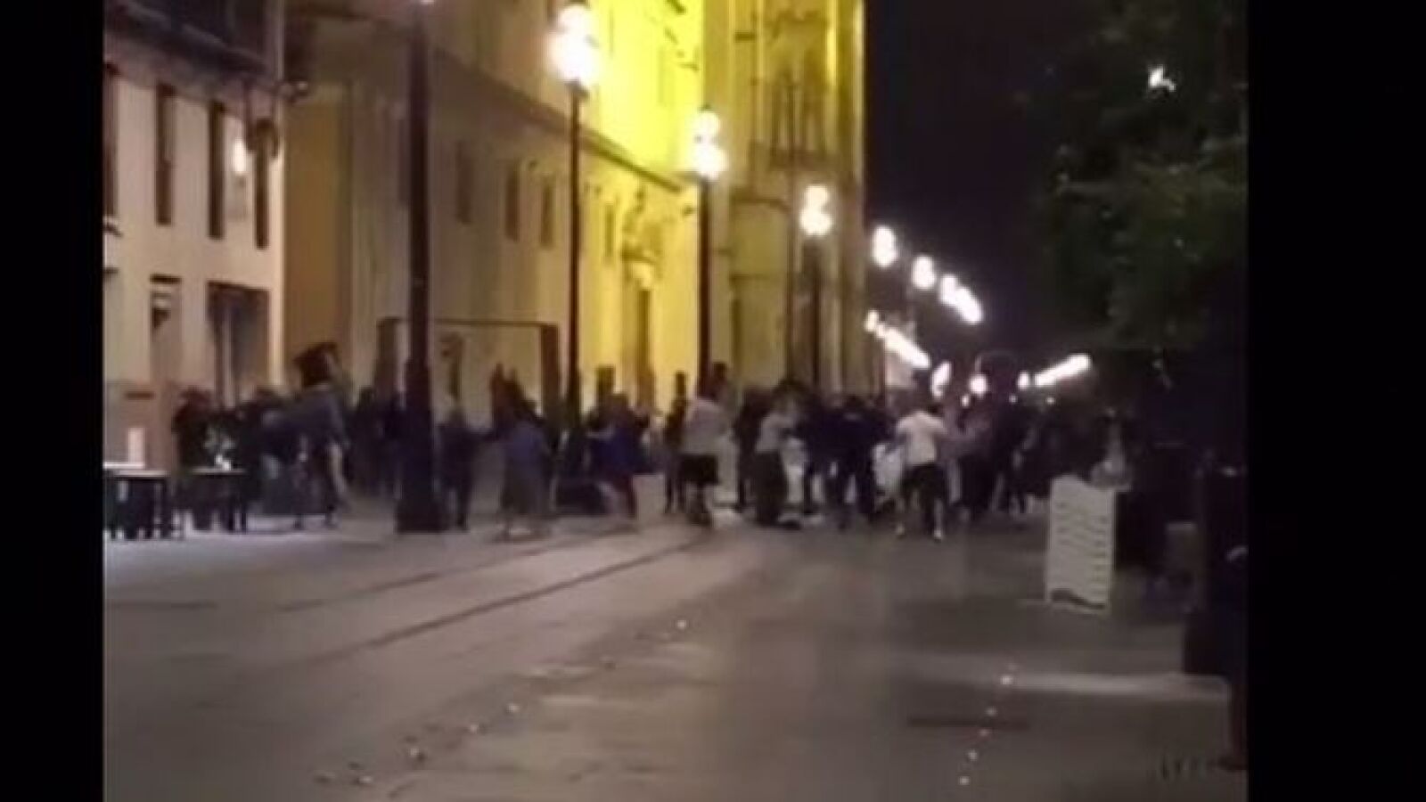 Los ultras del Dinamo de Zagreb provocan una batalla campal en el centro de Sevilla