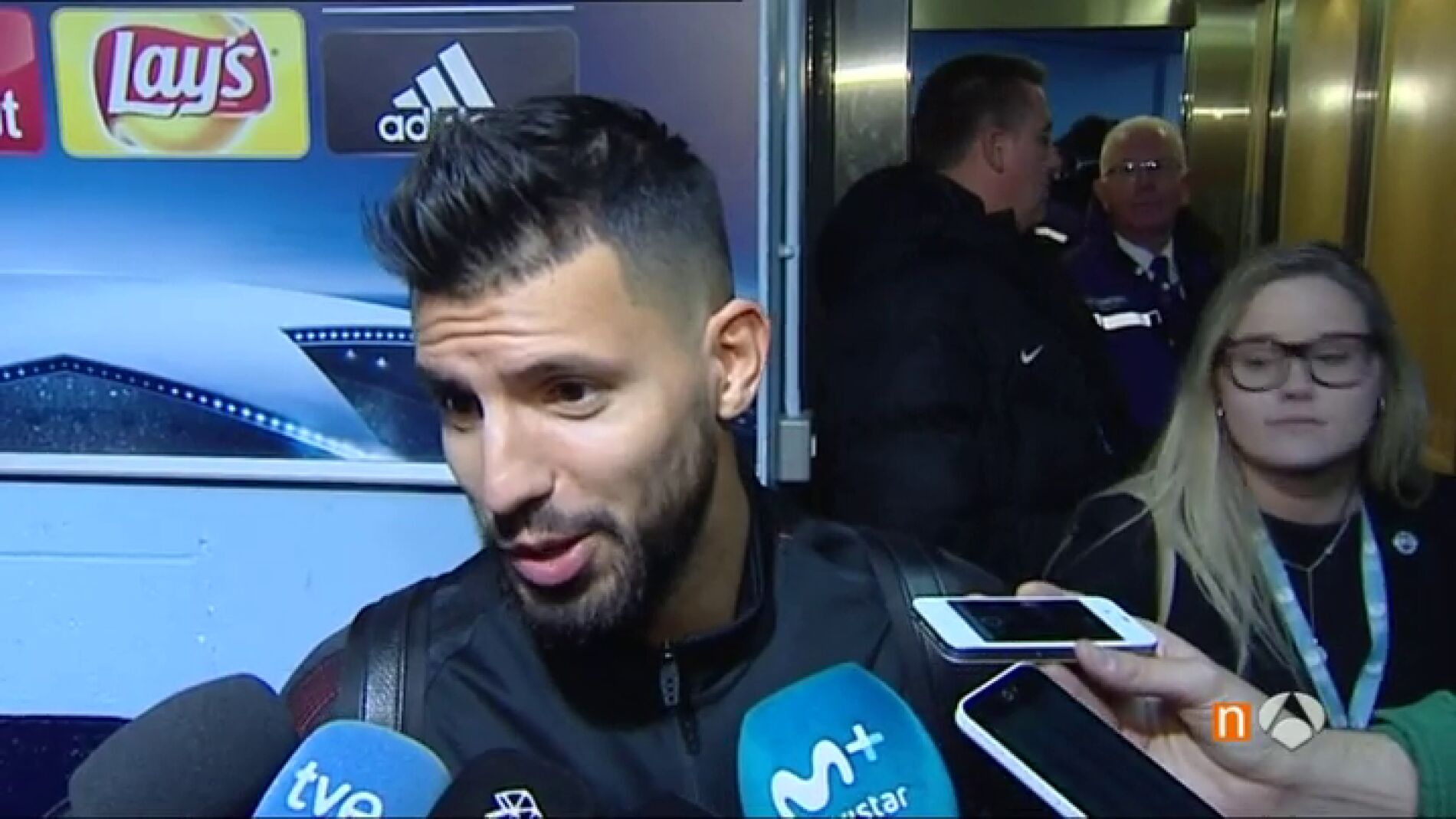 Frame 86.606471 de: Ag&uuml;ero, el 'pacificador' en la bronca de Messi con un jugador del City