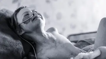 La pequeña Jessica retorciéndose de dolor La pequeña Jessica retorciéndose de dolor