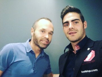 Jesús Tomillero junto a Andrés Iniesta 