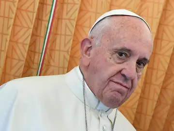 El papa Francisco habla con los periodistas en el interior de un avión El papa Francisco habla con los periodistas en el interior de un avión