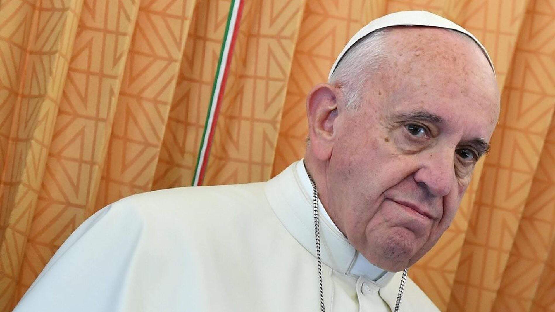 El papa Francisco habla con los periodistas en el interior de un avi&oacute;n