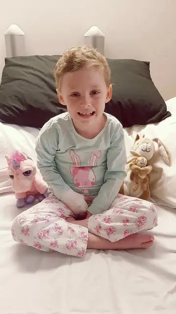 Jessica sobre su cama Jessica sobre su cama