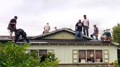 Los jóvenes del pueblo se ofrecieron a ayudarle El amor está en la red