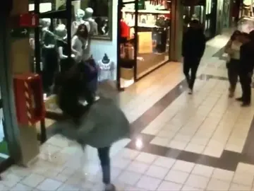 Un anciano derriba a un ladrón cuando huía con su botín Un anciano derriba a un ladrón cuando huía con su botín