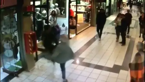 Un anciano derriba a un ladrón cuando huía con su botín Un anciano derriba a un ladrón cuando huía con su botín