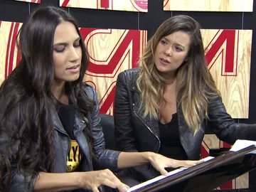 Lorena Gómez capta con detalle los consejos de India Martínez Lorena Gómez capta con detalle los consejos de India Martínez