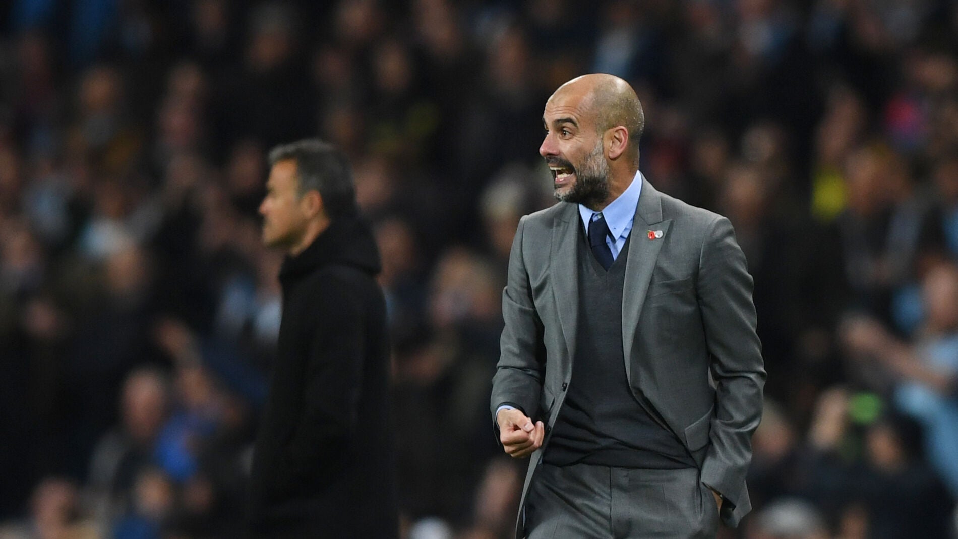 Guardiola gesticula con Luis Enrique de fondo