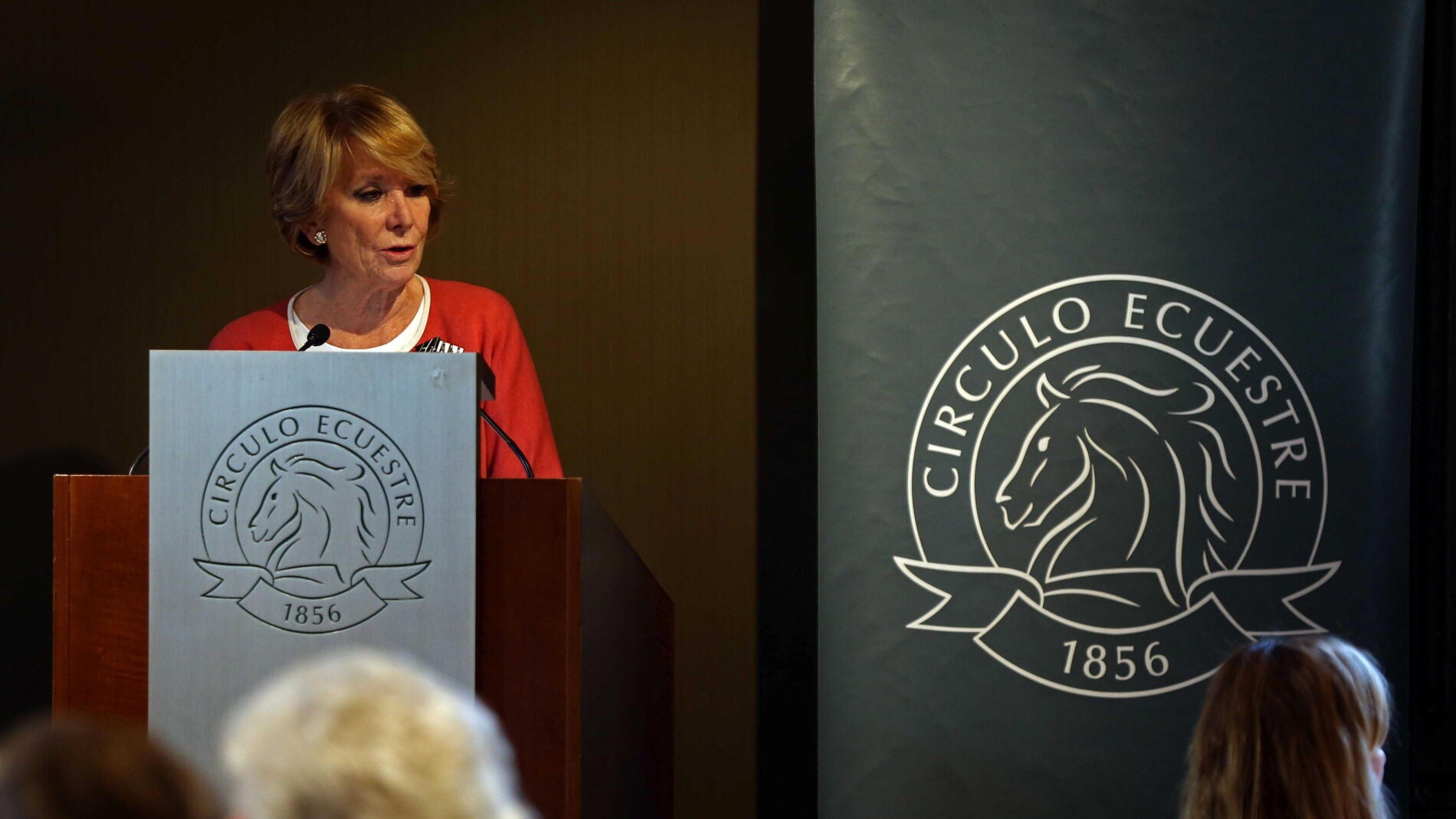 Esperanza Aguirre durante la presentaci&oacute;n de su primer libro, 'Yo no me cayo'