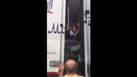 Frame 12.100464 de: Varios migrantes se esconden en un cami&oacute;n espa&ntilde;ol para cruzar el Canal de la Mancha