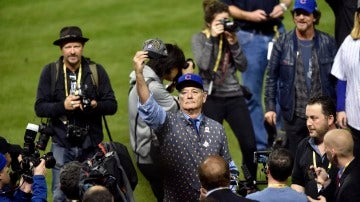 Bill Murray celebrando el triunfo del Los Cubs en las Series Mundiales