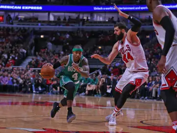 Nikola Mirotic defendiendo a Isaiah Thomas Nikola Mirotic defendiendo a Isaiah Thomas