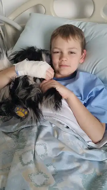 Niño junto a su peluche de Campbell Niño junto a su peluche de Campbell