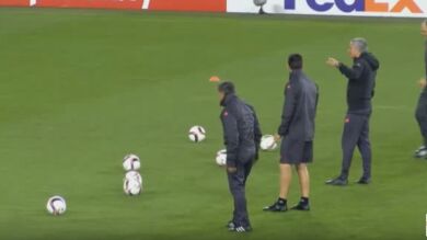 Mourinho se anima con el reto del larguero... pero no se le da del todo bien 