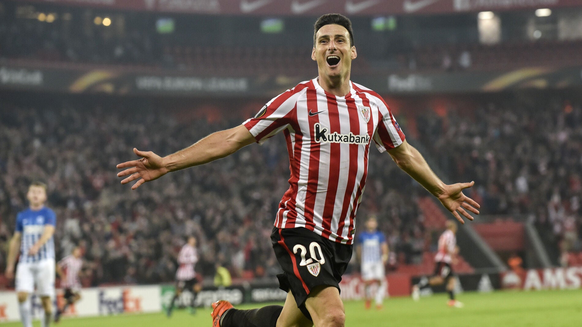 Aduriz celebra uno de sus cinco goles ante el Genk